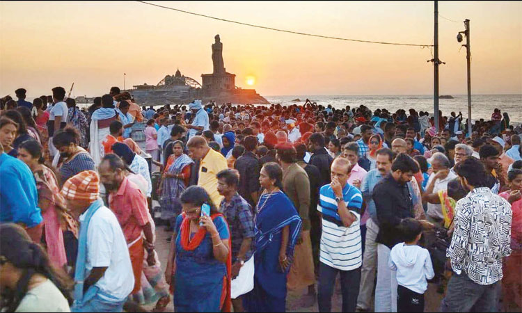 வார விடுமுறை: கன்னியாகுமரியில் குவிந்த சுற்றுலா பயணிகள்