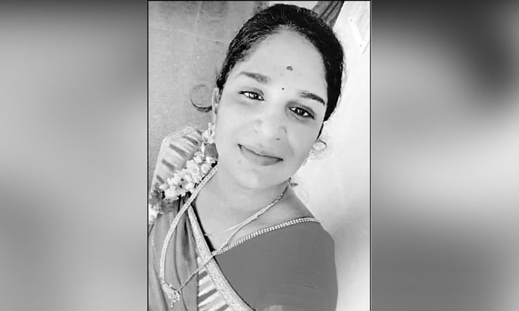 காதல் திருமணம் செய்த இளம்பெண், கணவர் வெளிநாடு செல்வது பிடிக்காமல் தற்கொலை