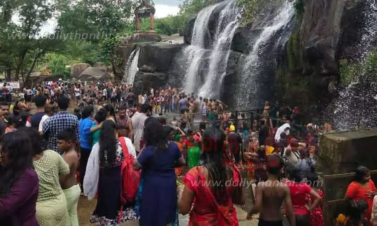 விடுமுறை தினத்தையொட்டி திற்பரப்பு அருவியில் குவியும் சுற்றுலாப் பயணிகள்