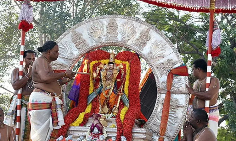 சீனிவாச மங்காபுரம் பிரம்மோற்சவ விழா 7-ம் நாள்: சூரிய பிரபை வாகனத்தில் எழுந்தருளிய உற்சவர்