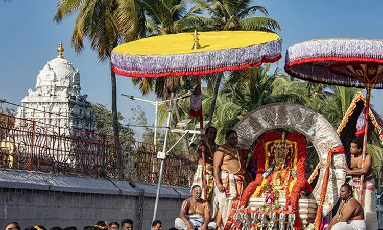 சீனிவாச மங்காபுரம் பிரம்மோற்சவ விழா 7-ம் நாள்: சூரிய பிரபை வாகனத்தில் எழுந்தருளிய உற்சவர்