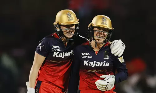 எல்லிஸ் பெர்ரி அதிரடி... உ.பி.வாரியர்ஸ் அணிக்கு 181 ரன்கள் இலக்கு நிர்ணயித்த பெங்களூரு