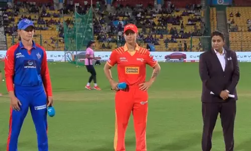 மகளிர் பிரீமியர் லீக்; டாஸ் வென்ற டெல்லி பந்துவீச்சு தேர்வு