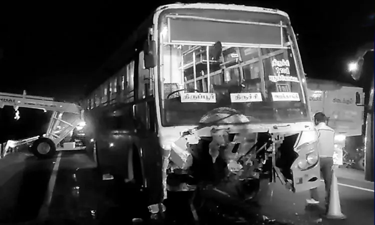 கரூர்: அரசுப் பேருந்து - கார் நேருக்கு நேர் மோதி பயங்கர விபத்து - 5 பேர் உயிரிழப்பு