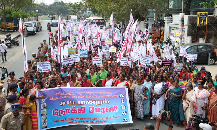 பெண்கள், குழந்தைகள் மீதான வன்முறைக்கு எதிராக ஜனநாயக மாதர் சங்கத்தினர் பேரணி