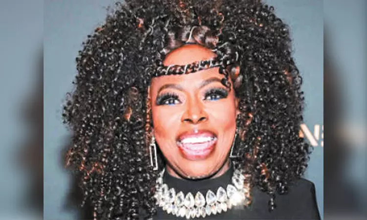 கார் விபத்தில் பிரபல அமெரிக்க பாடகி உயிரிழப்பு