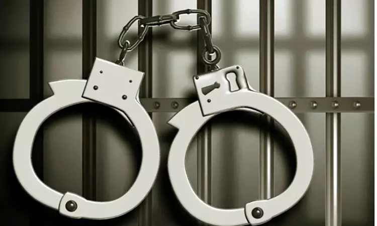 ரோட்டில் பிறந்தநாள் கொண்டாடிய மேயரின் மகன்- போக்குவரத்து பாதித்ததால் 4 பேருடன் கைதானார் ரோட்டில் பிறந்தநாள் கொண்டாடிய மேயரின் மகன்- போக்குவரத்து பாதித்ததால் 4 பேருடன் கைதானார்