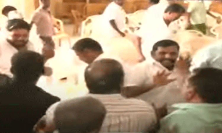 முன்னாள் அமைச்சர் செங்கோட்டையன் பங்கேற்ற கூட்டத்தில் நடந்த மோதலால் பரபரப்பு