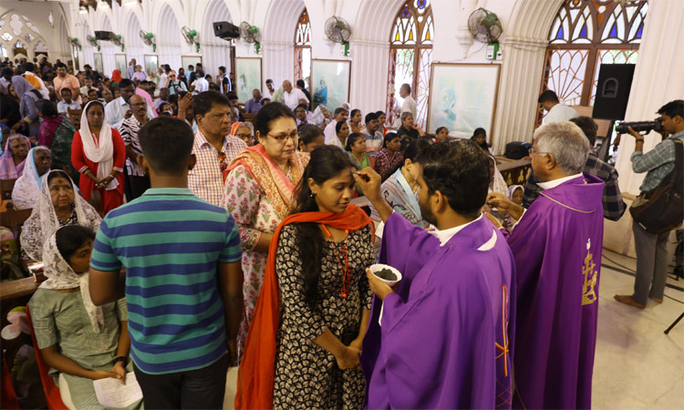 சாம்பல் புதன் வழிபாடுடன் கிறிஸ்தவர்களின் தவக்காலம் தொடங்கியது