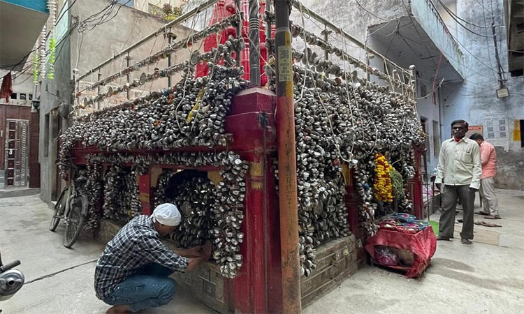 பிரயாக்ராஜில் பூட்டு கோவில் வேண்டுதல் நிறைவேற பக்தர்கள் காணிக்கை