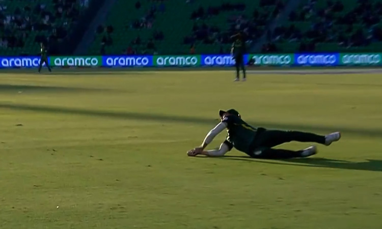 டேரில் மிட்செல் கேட்ச்சை தவறவிட்ட தென்... ... சாம்பியன்ஸ் டிராபி: 9வது விக்கெட்டை இழந்த தென் ஆப்பிரிக்கா