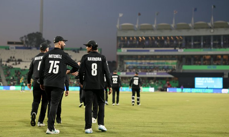 சாம்பியன்ஸ் டிராபி: 9வது விக்கெட்டை இழந்த தென் ஆப்பிரிக்கா சாம்பியன்ஸ் டிராபி: 9வது விக்கெட்டை இழந்த தென் ஆப்பிரிக்கா