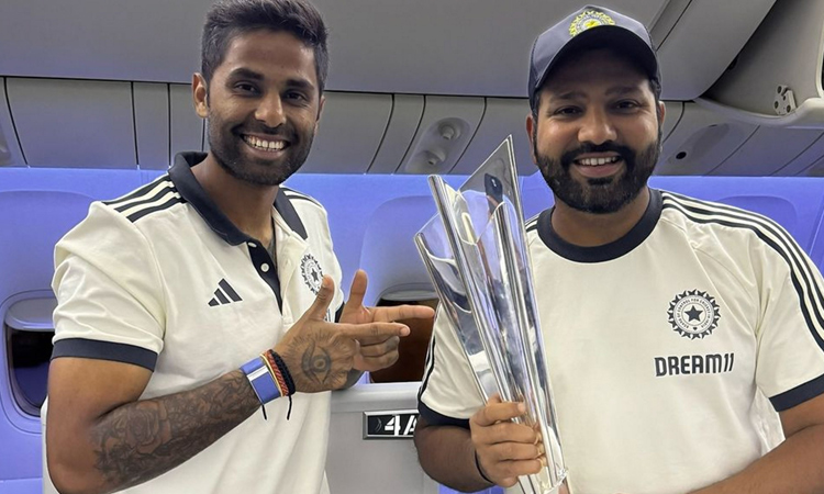 ரோகித் சர்மாவுக்கு சூர்யகுமார் யாதவ் புகழாரம் ரோகித் சர்மாவுக்கு சூர்யகுமார் யாதவ் புகழாரம்