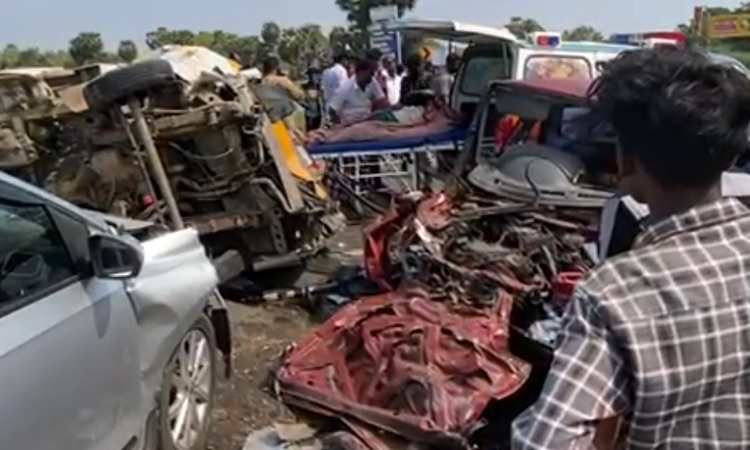 புதுக்கோட்டை: மூன்று வாகனங்கள் மோதி விபத்து - 3 பேர் உயிரிழப்பு
