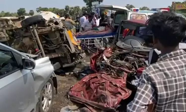 புதுக்கோட்டை: மூன்று வாகனங்கள் மோதி விபத்து - 3 பேர் உயிரிழப்பு புதுக்கோட்டை: மூன்று வாகனங்கள் மோதி விபத்து - 3 பேர் உயிரிழப்பு