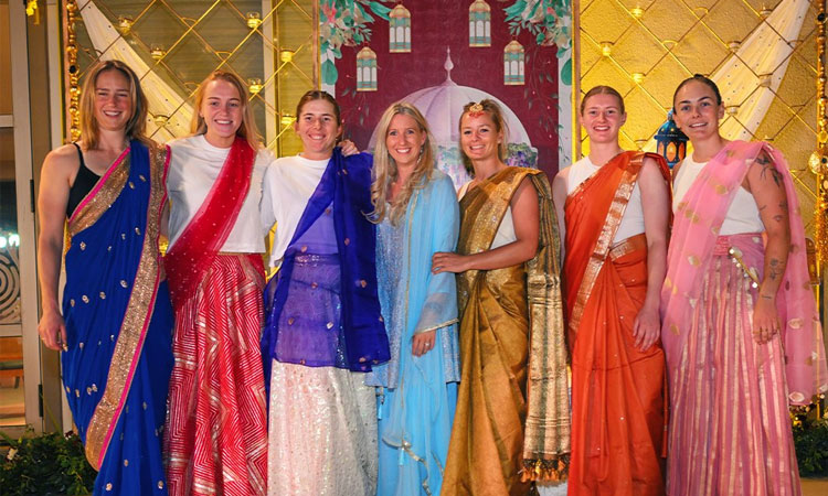 சர்வதேச மகளிர் தினம்: சேலையில் அசத்திய பெங்களூரு அணி வீராங்கனைகள்.. புகைப்படங்கள் வைரல்