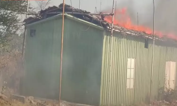 மதுரை: ஜல்லிக்கட்டு அரங்கத்திற்கு வெளியே தீ விபத்து