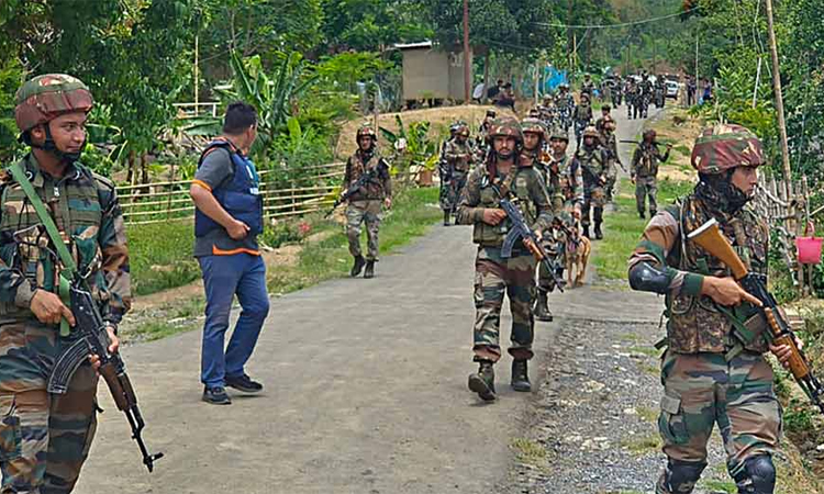 மணிப்பூர்: பாதுகாப்புப்படையினர் நடத்திய தேடுதல் வேட்டையில் ஆயுதக்குழுவினர் 12 பேர் கைது