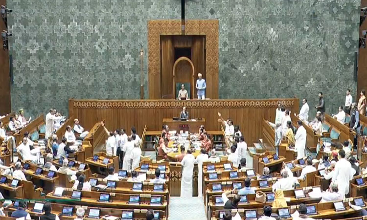 தி.மு.க. எம்.பி.க்கள் அமளி: மக்களவை ஒத்திவைப்பு