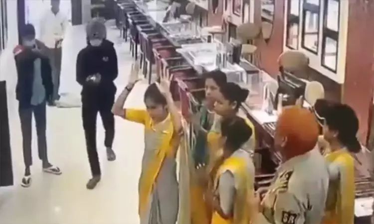 துப்பாக்கியுடன் நகைக்கடைக்குள் புகுந்து அதிரடி கொள்ளை.... 2 பேர் கைது