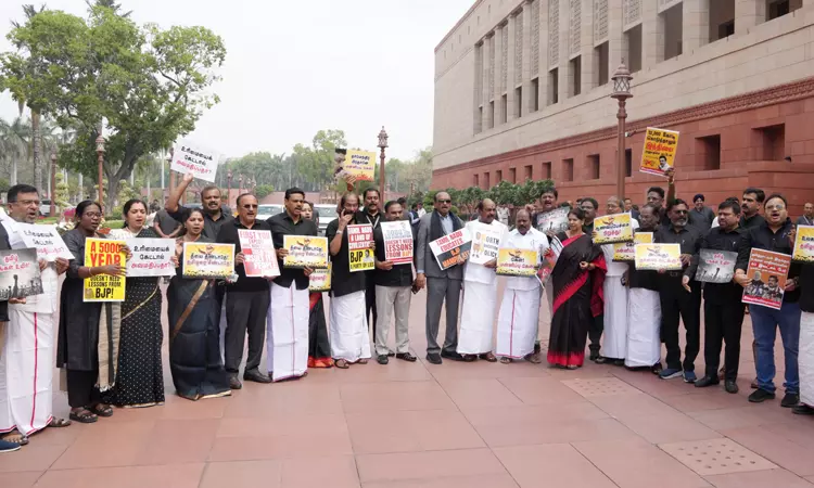 நாடாளுமன்ற வளாகத்தில் தி.மு.க. கூட்டணி எம்.பி.க்கள் ஆர்ப்பாட்டம்