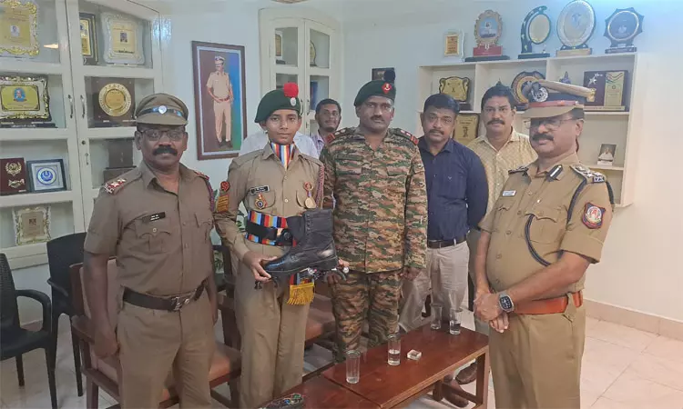 புதிய கண்டுபிடிப்பு போட்டி:  தேசிய அளவில் முதலிடம் பிடித்த மாணவனுக்கு நெல்லை டி.ஐ,ஜி. பாராட்டு