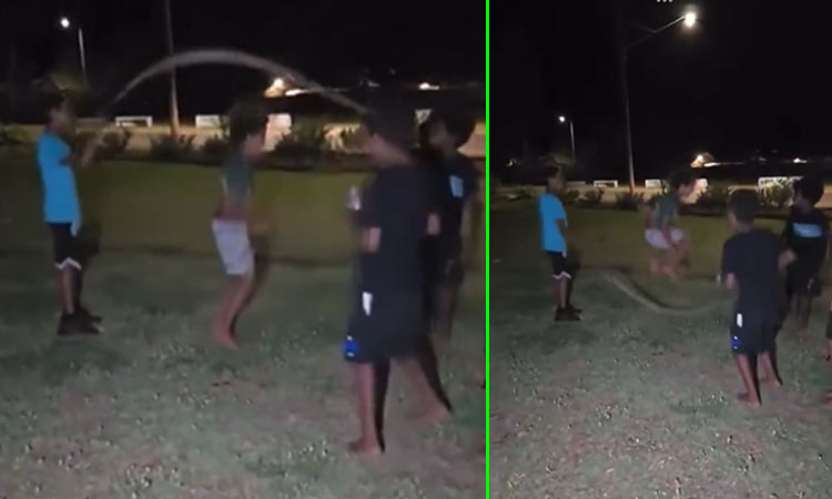 Boys use snake as skipping rope/பாம்பை ஸ்கிப்பிங் கயிறு போல ...
