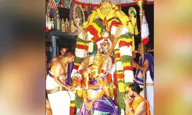 திருப்பதி ஏழுமலையான் கோவிலில் பவுர்ணமி கருட சேவை திருப்பதி ஏழுமலையான் கோவிலில் பவுர்ணமி கருட சேவை