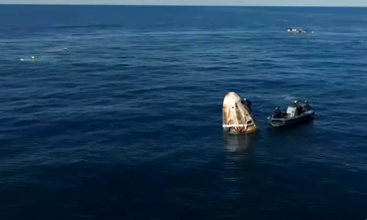 படகுகளில் சென்ற மீட்பு வீரர்கள், டிராகன் விண்கலன்... ... சுனிதா வில்லியம்ஸ் மற்றும் 3 பேருடன் பத்திரமாக தரையிறங்கியது டிராகன் விண்கலம்