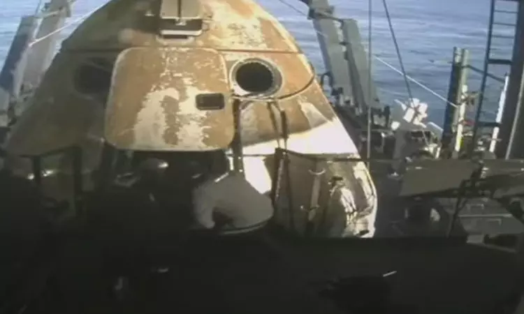 விண்கலனில் இருந்து வெளியே வரும் வீரர்கள்