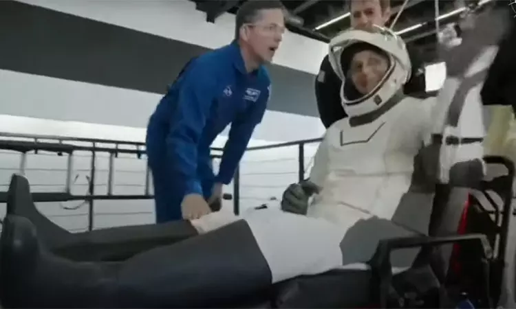 தரையிறங்கிய டிராகன் விண்கலனில் இருந்து வெளியே... ... சுனிதா வில்லியம்ஸ் மற்றும் 3 பேருடன் பத்திரமாக தரையிறங்கியது டிராகன் விண்கலம்