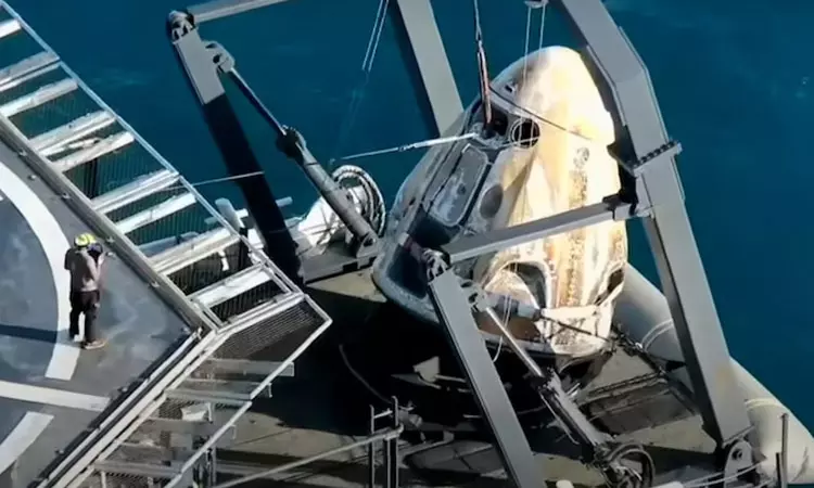 சுனிதாவை பத்திரமாக கொண்டு வந்து சேர்த்த டிராகன்