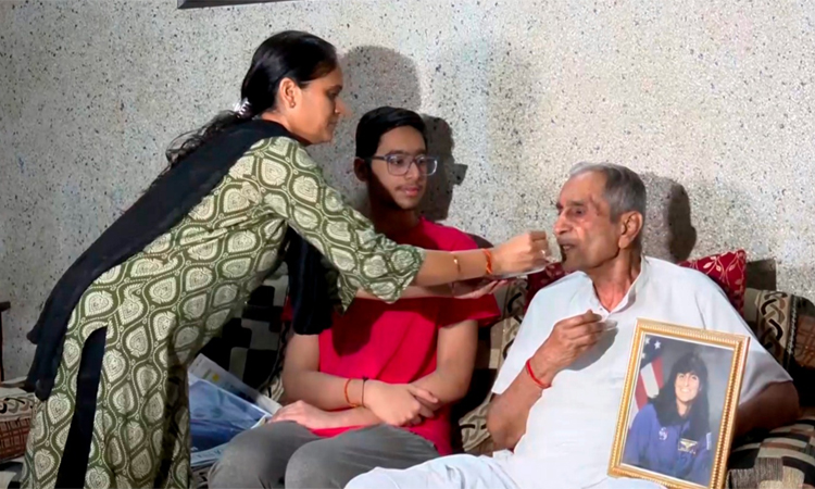 பூமிக்கு திரும்பிய சுனிதா வில்லியம்ஸ்; குஜராத்தில் உள்ள பூர்வீக கிராமத்தில் கொண்டாட்டம்