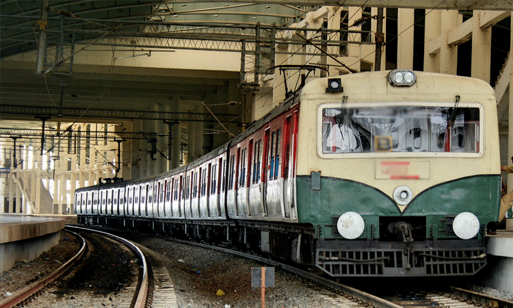 பயணிகளின் கவனத்திற்கு.. இன்று 18 புறநகர் ரெயில்கள் ரத்து - முழு விவரம்