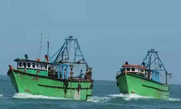 தமிழக மீனவர்கள் 14 பேர் இலங்கை கடற்படையால் கைது... தலா ரூ.4.50 லட்சம் அபராதம்