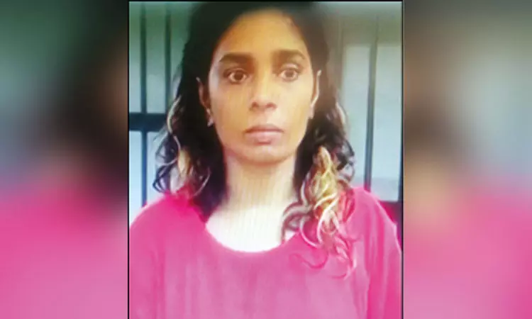 காரில் போதைப்பொருள் கடத்திய இளம்பெண் கைது காரில் போதைப்பொருள் கடத்திய இளம்பெண் கைது