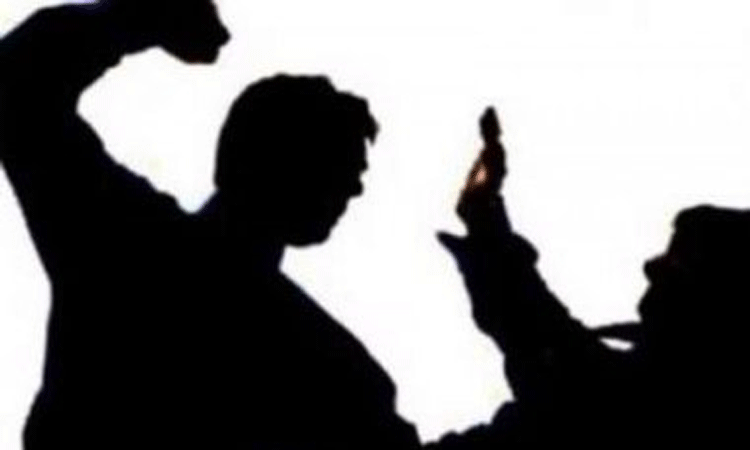 அதிர்ச்சி சம்பவம்: தனியார் கல்லூரியில்  சீனியர் மாணவர் மீது கடுமையான தாக்குதல் - 13 பேர் சஸ்பெண்ட்