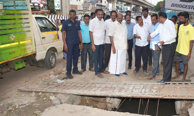 அண்ணா சாலையில் நான்கு வழித்தட உயர்மட்ட சாலை அமைக்கும் பணிகள் - அமைச்சர் எ.வ.வேலு ஆய்வு செய்தார்