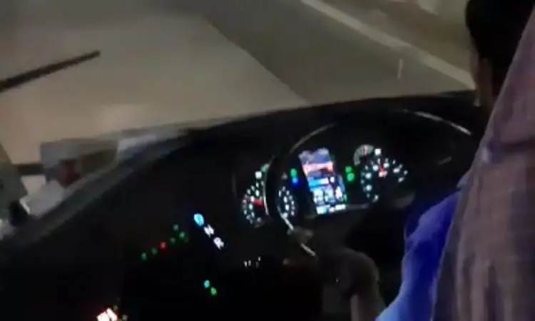 மராட்டியம்:  மொபைல் போனில் கிரிக்கெட் பார்த்தபடி வண்டி ஓட்டிய அரசு பஸ் ஓட்டுநர் பணிநீக்கம்