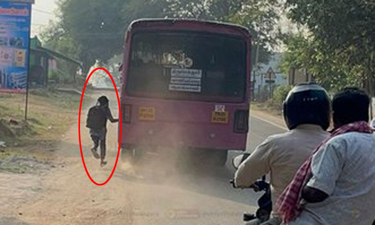 அரசு பஸ் நிற்காமல் சென்றதால் பின்னால் ஓடிய பிளஸ்-2 மாணவி: டிரைவர் சஸ்பெண்ட்
