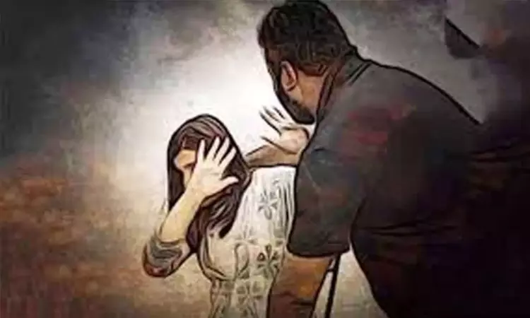 காதலிக்க மறுத்த பள்ளி மாணவியை சரமாரியாக தாக்கிய வாலிபர்