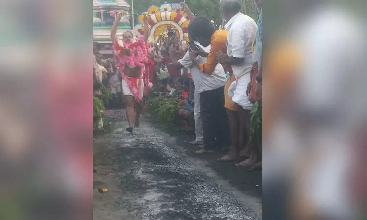 ஆண்கள் மட்டுமே தீ மிதித்து நேர்த்திக்கடன் செலுத்திய குண்டம் திருவிழா