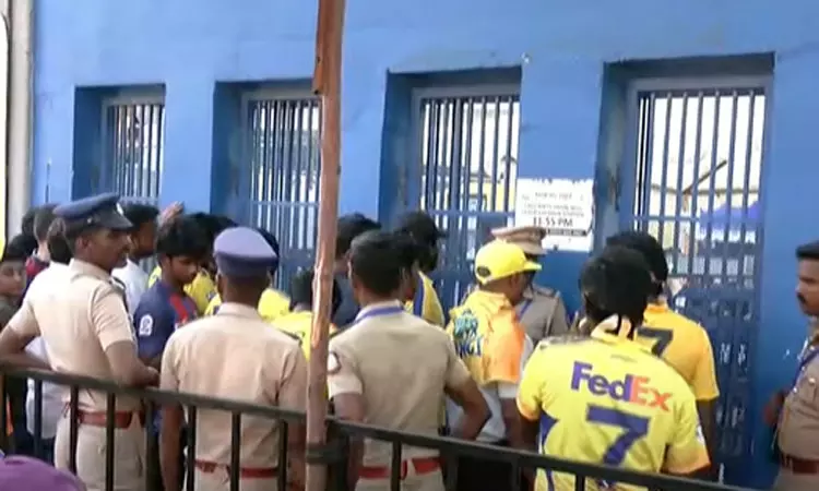 ஐ.பி.எல். கிரிக்கெட்; கள்ளச் சந்தையில் டிக்கெட் விற்பனை செய்த 25 பேர் கைது ஐ.பி.எல். கிரிக்கெட்; கள்ளச் சந்தையில் டிக்கெட் விற்பனை செய்த 25 பேர் கைது