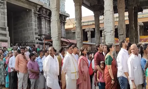 யுகாதி பண்டிகை; திருவண்ணாமலை கோவிலில் அலைமோதும் பக்தர்கள் கூட்டம் யுகாதி பண்டிகை; திருவண்ணாமலை கோவிலில் அலைமோதும் பக்தர்கள் கூட்டம்