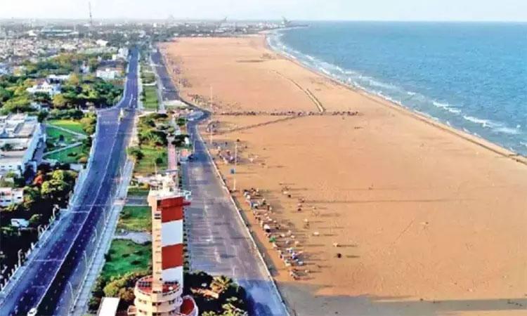 சென்னை மெரினா கடலில் குதித்து 2 இளம்பெண்கள் தற்கொலைக்கு முயற்சி