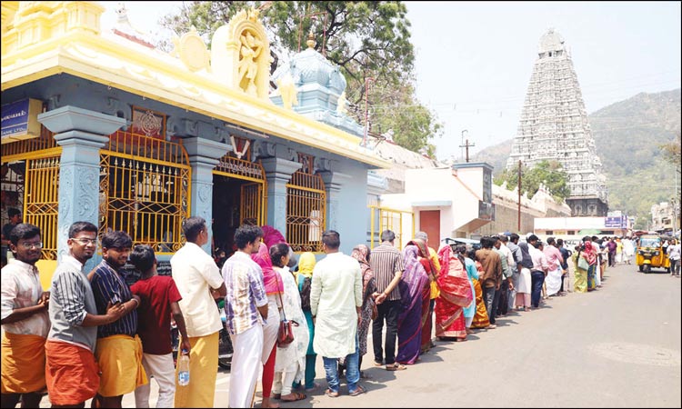 தெலுங்கு வருடப் பிறப்பு.. அருணாசலேஸ்வரர் கோவிலில் குவிந்த பக்தர்கள்