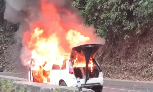 நீலகிரி: இளைஞர்கள் சென்ற கார் திடீரென தீ பற்றி எரிந்ததால் பரபரப்பு நீலகிரி: இளைஞர்கள் சென்ற கார் திடீரென தீ பற்றி எரிந்ததால் பரபரப்பு