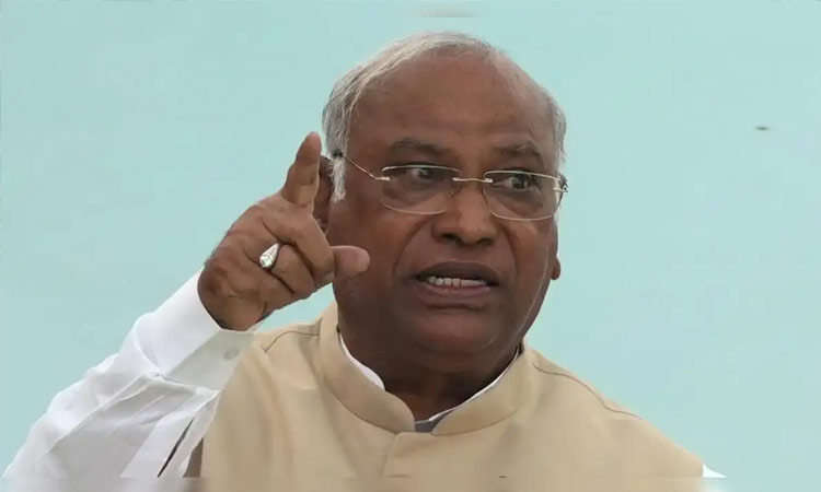 கார்கேவுக்கு எதிரான வக்பு நில ஆக்கிரமிப்பு பேச்சு; நாடாளுமன்றத்தில் இருந்து காங்கிரஸ் எம்.பி.க்கள் வெளிநடப்பு