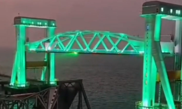 வண்ண ஒளிகளில் ஜொலிக்கும் பாம்பன் புதிய ரெயில்வே மேம்பாலம் - வீடியோ