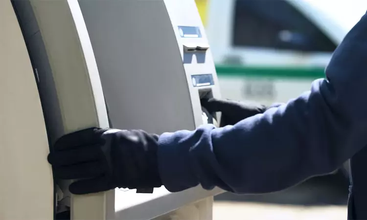 அதிகாலையில் பரபரப்பு: ரூ.7 லட்சம் பணத்துடன் ஏ.டி.எம். எந்திரத்தை தூக்கிச்சென்ற கொள்ளையர்கள்